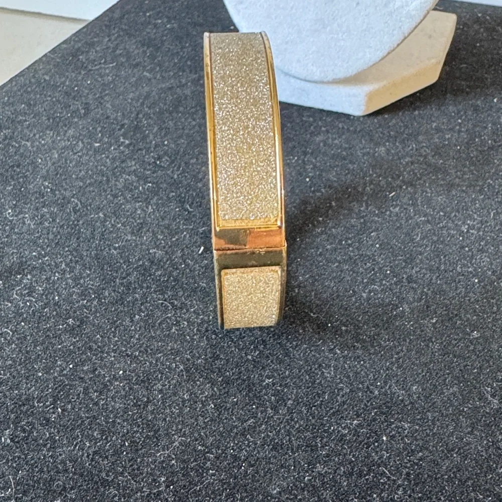 N/A elegant gold